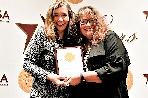 Edie Melson receiving the 2024 Jennifer Kennedy Dean Award